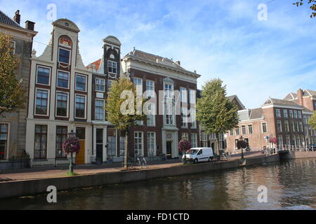Vieilles maisons le long du canal de Rapenburg bordé d'arbres à Leiden, aux Pays-Bas. Bâtiment de gauche était home Herman Boerhaave (1668-1738) Banque D'Images