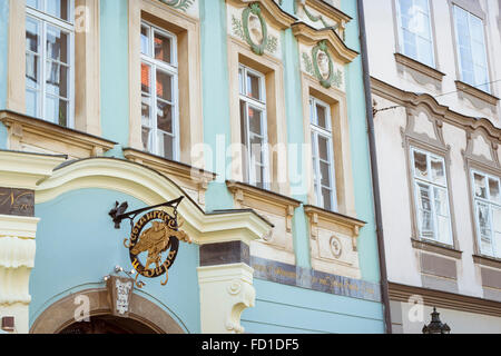 PRAGUE, RÉPUBLIQUE TCHÈQUE - 27 août 2015 : moulures décoratives sur les murs dans les rues du vieux Prague, République Tchèque Banque D'Images