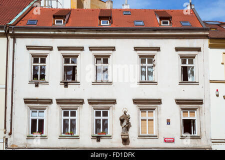 PRAGUE, RÉPUBLIQUE TCHÈQUE - 27 août 2015 : moulures décoratives sur les murs dans les rues du vieux Prague, République Tchèque Banque D'Images