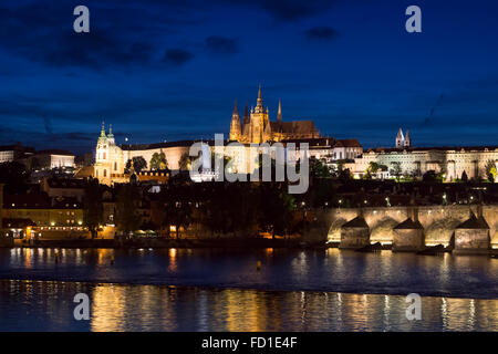 Pargue, au crépuscule, en vue de la tour du pont de moindre du Pont Charles (Karluv Most) et du château de Prague, République Tchèque Banque D'Images