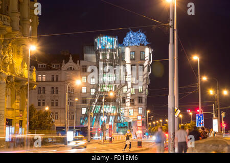 PRAGUE, RÉPUBLIQUE TCHÈQUE - 27 août 2015 métropoles : Prague, l'architecture moderne, la danse accueil, République Tchèque Banque D'Images