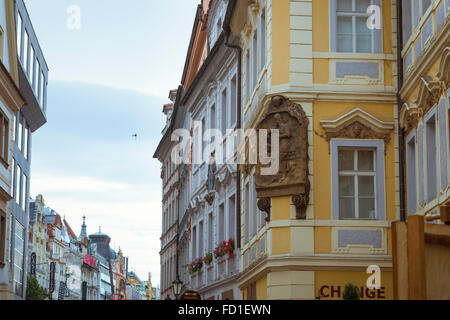 PRAGUE, RÉPUBLIQUE TCHÈQUE - 28 août 2015 : Bâtiment avec murales colorées sur la façade de la vieille ville de Prague, République Tchèque Banque D'Images