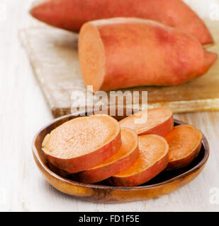 Les patates douces sur table en bois . Selective focus Banque D'Images