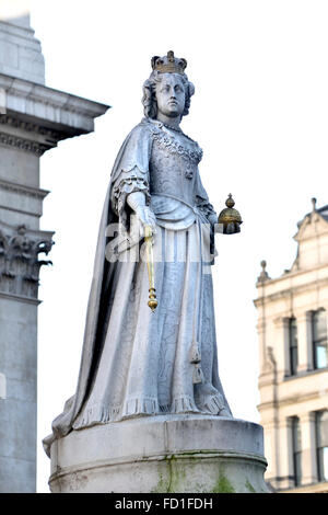 Londres, Angleterre, Royaume-Uni. statue devant la cathédrale St Paul : Queen Anne (1665-1714) original par Francis Bird, 1712 (réplique).. Banque D'Images