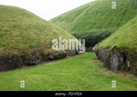 Monticules néolithique à Knowth, Irlande Banque D'Images