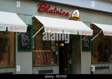 PRAGUE, RÉPUBLIQUE TCHÈQUE - 28 août 2015 : Façade du restaurant Blatnice, dans la vieille ville de Prague, République Tchèque Banque D'Images