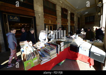 2ème main livres, registres et antiquités vendu le dimanche à Bilbao, sur la Plaza Nueva. Banque D'Images