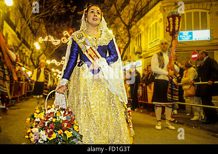 L'offre de fleurs,les personnes ayant des tributs floraux pour 'Virgen de los Desamparados", Fallas festival, San Vicente Martir street,Valence Banque D'Images