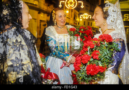 L'offre de fleurs,les femmes avec fleurs de 'Virgen de los Desamparados',Fallas festival, San Vicente Martir street,Valence,Sp Banque D'Images