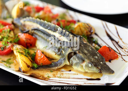 Esturgeon jaune cuite au four avec les fruits et légumes verts, soft focus sélectif. Banque D'Images