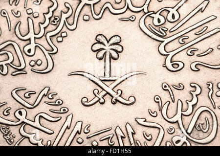 4 Qirsh Ghirsh / Médaille d'Arabie saoudite montrant l'arabe écrit et symboles, palmier et épées croisées (cupro-nickel - 1956) Banque D'Images