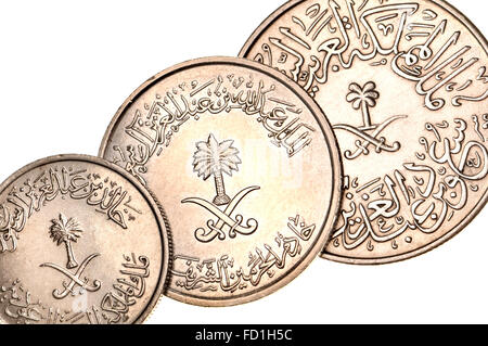 Coins de l'Arabie saoudite montrant l'Est de l'écriture arabe et chiffres, palmier et épées croisées Banque D'Images