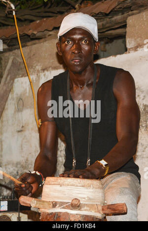 Musicien gambien est à jouer de la batterie à Serekunda, en Gambie. Banque D'Images