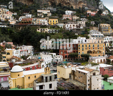 Les bâtiments multi-couleur sur les falaises à Positano Banque D'Images