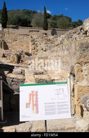 Ruines de la rue s'est accéléré avec un signe descriptif de l'avant-plan, Medina Azahara (Madinat al-Zahra), près de Cordoba, Espagne. Banque D'Images