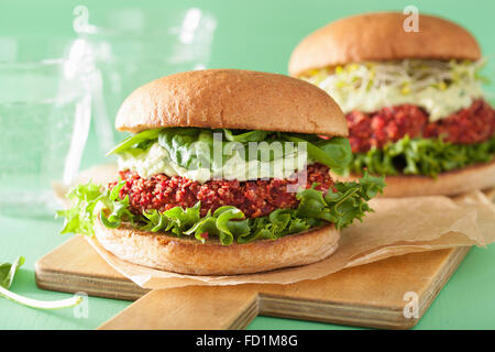 Veggie burger de quinoa et betteraves vinaigrette avec de l'avocat Banque D'Images