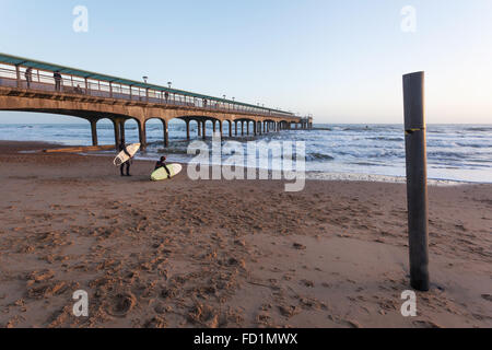 Deux surfeurs en vertu de Boscombe Pier Banque D'Images