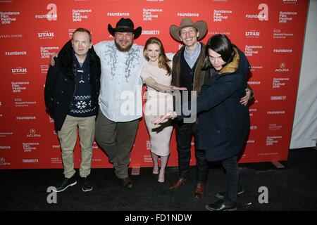 Park City, Utah, USA. 26 janvier, 2016. Pat Healy, Michael Villar, Ashley Bell, James Landry Hebert, Mickey Keating aux arrivées de CARNAGE PARK en première mondiale au Festival du Film de Sundance 2016, Bibliothèque Centre Theatre, Park City, UT 26 Janvier, 2016. Credit : James Atoa/Everett Collection/Alamy Live News Banque D'Images