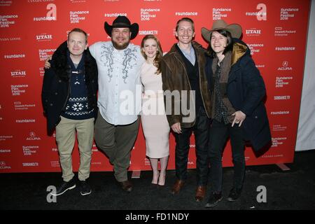 Park City, Utah, USA. 26 janvier, 2016. Pat Healy, Michael Villar, Ashley Bell, James Landry Hebert, Mickey Keating aux arrivées de CARNAGE PARK en première mondiale au Festival du Film de Sundance 2016, Bibliothèque Centre Theatre, Park City, UT 26 Janvier, 2016. Credit : James Atoa/Everett Collection/Alamy Live News Banque D'Images