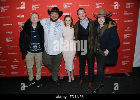 Park City, Utah, USA. 26 janvier, 2016. Pat Healy, Michael Villar, Ashley Bell, James Landry Hebert, Mickey Keating aux arrivées de CARNAGE PARK en première mondiale au Festival du Film de Sundance 2016, Bibliothèque Centre Theatre, Park City, UT 26 Janvier, 2016. Credit : James Atoa/Everett Collection/Alamy Live News Banque D'Images