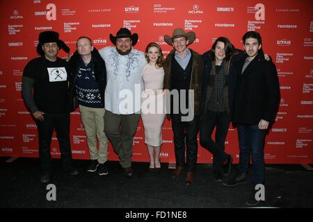 Park City, Utah, USA. 26 janvier, 2016. Sean Tabibian, Pat Healy, Michael Villar, Ashley Bell, James Landry Hebert, Mickey Keating, Eric Fleischman aux arrivées de CARNAGE PARK en première mondiale au Festival du Film de Sundance 2016, Bibliothèque Centre Theatre, Park City, UT 26 Janvier, 2016. Credit : James Atoa/Everett Collection/Alamy Live News Banque D'Images