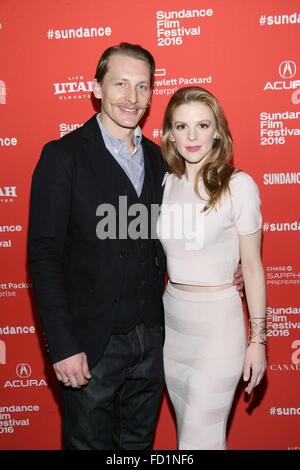 Park City, Utah, USA. 26 janvier, 2016. James Landry Hebert, Ashley Bell aux arrivées de CARNAGE PARK en première mondiale au Festival du Film de Sundance 2016, Bibliothèque Centre Theatre, Park City, UT 26 Janvier, 2016. Credit : James Atoa/Everett Collection/Alamy Live News Banque D'Images