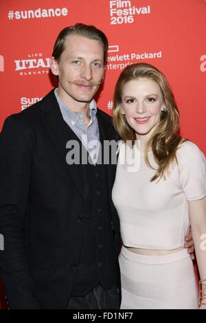 Park City, Utah, USA. 26 janvier, 2016. James Landry Hebert, Ashley Bell aux arrivées de CARNAGE PARK en première mondiale au Festival du Film de Sundance 2016, Bibliothèque Centre Theatre, Park City, UT 26 Janvier, 2016. Credit : James Atoa/Everett Collection/Alamy Live News Banque D'Images