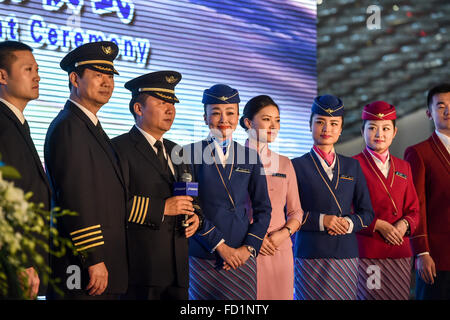 Shenzhen, la province chinoise du Guangdong. 27 Jan, 2016. Membres de l'équipage du nouveau vol de Shenzhen à Sydney l'Australie assister à la cérémonie de lancement du vol à Shenzhen, province du Guangdong en Chine du Sud, 27 janvier 2016. China Southern Airlines a lancé mercredi le vol de Shenzhen à Sydney. © AAM Siqian/Xinhua/Alamy Live News Banque D'Images