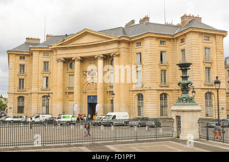 Paris, France - le 7 juillet 2015 : Vue de la Faculté de droit de l'Université de Paris Banque D'Images
