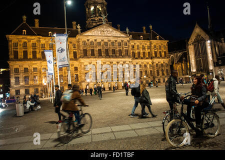 Vue nocturne de la Koninklijk Paleis (Palais Royal) situé à Amsterdam sur la célèbre Place du Dam Banque D'Images