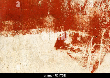 Vintage ancien mur endommagé avec des fissures, rayures, peint avec de la peinture rouge. Background pour votre concept ou projet. Grand Banque D'Images