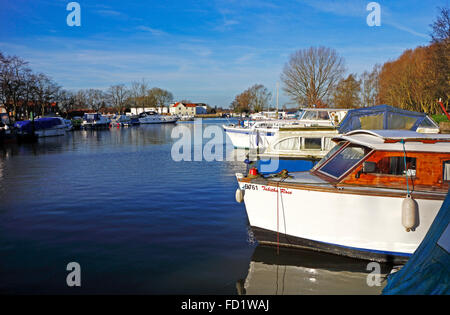 Bateaux amarrés au quai sur une belle journée d'hiver à Beccles, Suffolk, Angleterre, Royaume-Uni. Banque D'Images