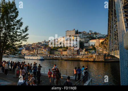 Le Pont Dom Luís I, Vila Nova de Gaia, Portugal - à la recherche sur le fleuve Douro à la Cathédrale de Porto Banque D'Images