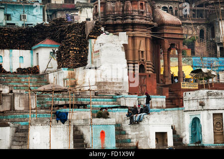 Une vue d'une partie des Ghats sur le Gange à Varanasi (anciennement Bénarès) Banque D'Images