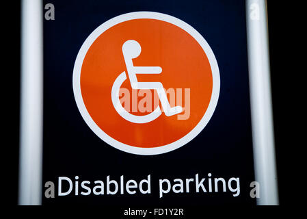 Désactiver parking sign dans un supermarché du nord de Londres Banque D'Images