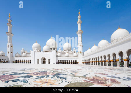 Vue sur cour richement décorée de la Grande Mosquée Sheikh Zayed à Abu Dhabi Emirats Arabes Unis Banque D'Images