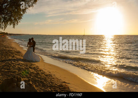 Couple de mariés ayant des photos prises sur la plage de l'île grecque de Kos Banque D'Images