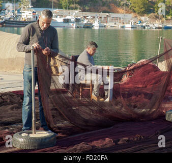 Les pêcheurs espagnols réparent leurs filets. Banque D'Images