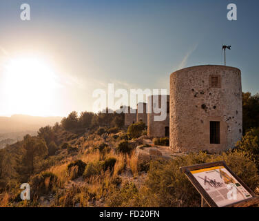 Vieille de 600 ans restauré moulins de San Antonio, Javea, Espagne. Banque D'Images