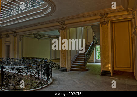 Connu sous le nom de Châteaux Lumniere grâce à son puits de fantaisie et autrefois propriété de Maurice Burrus est maintenant tombée en ruine. Banque D'Images