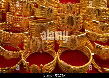 Arap gold - affiche identique peut être vu dans les souks de l'or dans tous les Etats arabes du Golfe Banque D'Images