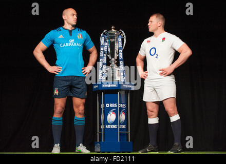 Club de Hurlingham, Londres, Royaume-Uni. 27 janvier, 2016. Le capitaine de l'Italie Sergio Parisse avec l'Angleterre le capitaine Dylan Hartley. Tournoi RBS 6 Nations le tournoi est lancé à la presse de l'ouest club de Londres, avec le capitaine de l'équipe a présenté à l'Assemblée médias. Credit : sportsimages/Alamy Live News Banque D'Images