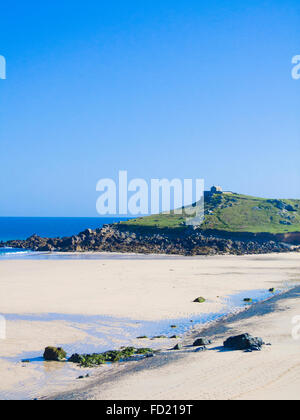 Porthmeor Beach et l'île ou tête de St Ives, St Ives, Cornwall, England, UK en été Banque D'Images