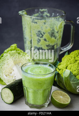Un Smoothie vert faite avec du chou, concombre,lime Banque D'Images