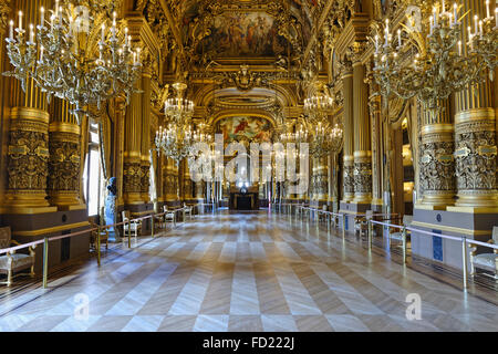 Le grand hall d'accueil avec des fresques au plafond décoré par Paul Baudry, Opéra Garnier, Paris, France Banque D'Images