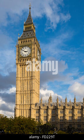 Londres - le 25 août : La Tour Elizabeth, autrement connu comme le Big Ben de l'horloge, est partie du palais de Westminster. Banque D'Images