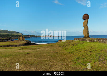 Moai portant un Pukao (Topknots), Hanga Roa, parc national de Rapa Nui, l'île de Pâques, Chili, UNESCO World Heritage Banque D'Images