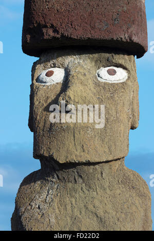 Moai portant un Pukao (Topknots), Hanga Roa, parc national de Rapa Nui, l'île de Pâques, Chili, UNESCO World Heritage Banque D'Images