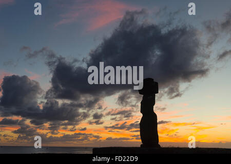 Complexe cérémonial Tahai Hanga Roa, au coucher du soleil, parc national de Rapa Nui, l'île de Pâques, Chili, UNESCO World Heritage Banque D'Images