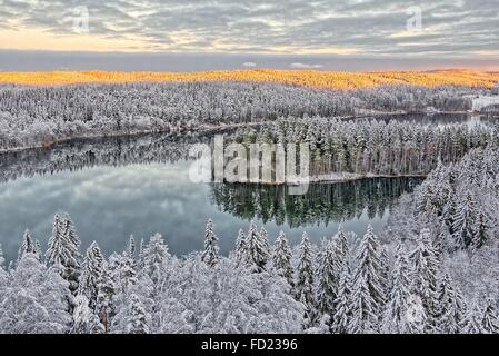 Vue aérienne du lac et forêt enneigée à Aulanko nature park en Finlande. La fin de l'après-midi soleil briller dans paysage gelé. HDR imag Banque D'Images